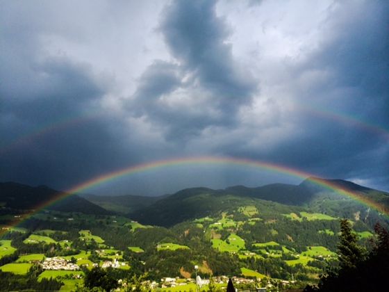Regina Steger schickte uns ein Bild von einem Regenbogen über Hart im Zillertal fotografiert aus Fügen.
