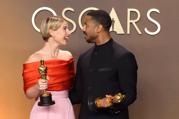 Können es noch nicht fassen: Jessie Buckley und Michael B. Jordan mit ihren Oscars.