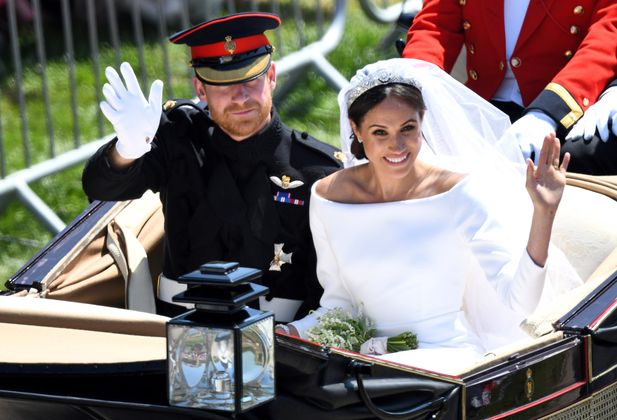 Prinz Harry und Meghan genießen unterdessen ihre Kutschfahrt und winken fleißig.