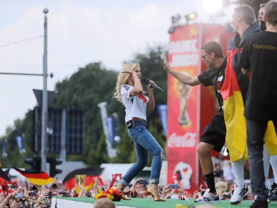 Helene Fischer heizte den Kickern und dem Publikum mit ihrem Gassenhauer Atemlos ordentlich ein.