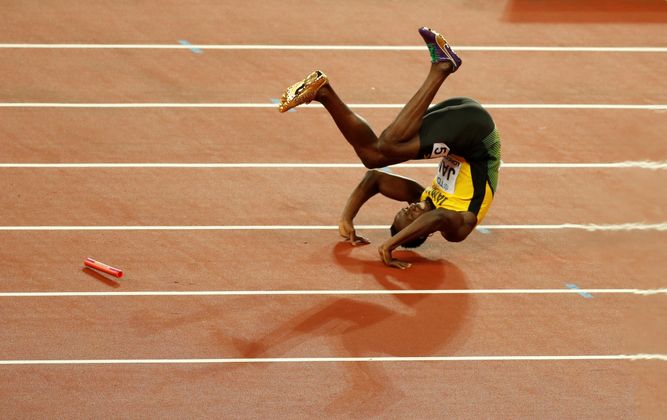 Foto des Jahres 2017: Drama statt WM-Gold: Bei seinem Abschiedsrennen zwang ein Krampf Sprint-Superstar Usain Bolt in die Knie. Somit war der Traum vom Staffel-Titel geplatzt.