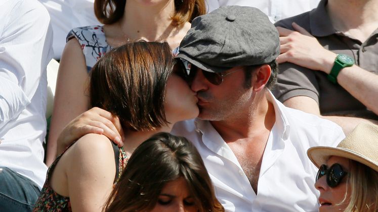 Der französische Oscar-Preisträger Jean Dujardin und seine Partnerin Nathalie Pechalat vergaßen beim Herren-Finale der French Open 2015 die Welt um sich herum.