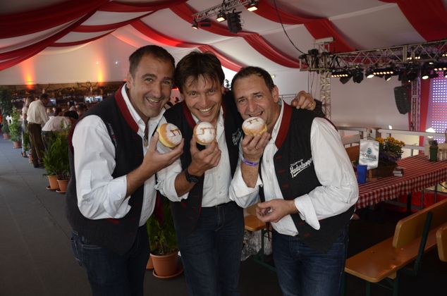 Die Zillertaler Haderlumpen ließen sich nach ihrem stimmungsvollen Auftritt einen TT-Faschingskrapfen schmecken.