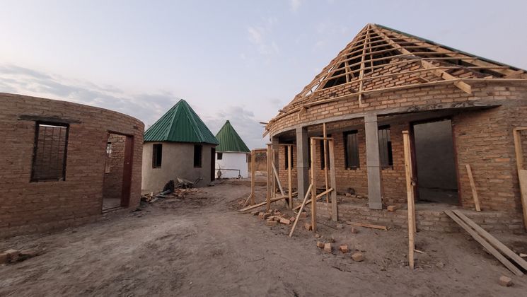 Ziel ist es, noch weitere Hütten zu bauen, um 30 Kindern ein Zuhause geben zu können.