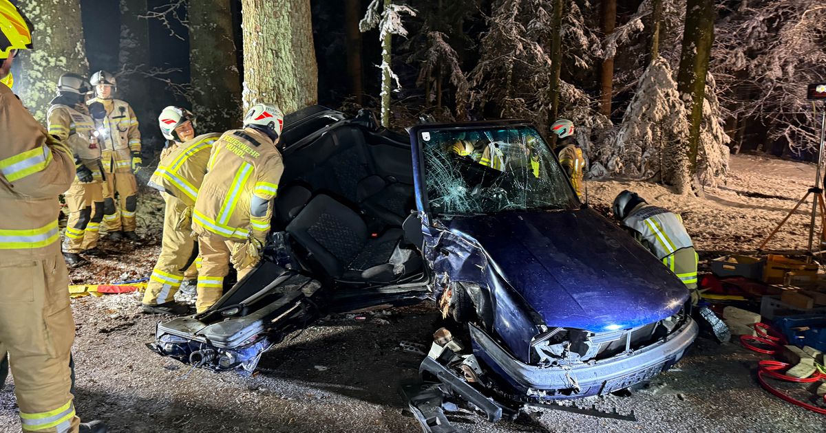 Auto-berschlug-sich-und-st-rzte-in-Wald-Drei-M-nner-in-Breitenbach-verletzt