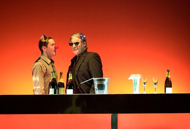 Peter Simonischek (Leo Tom) und Denis Petkovic (L.,Barkeeper) im Stück „Letzter Aufruf“  am Burgtheater 2002