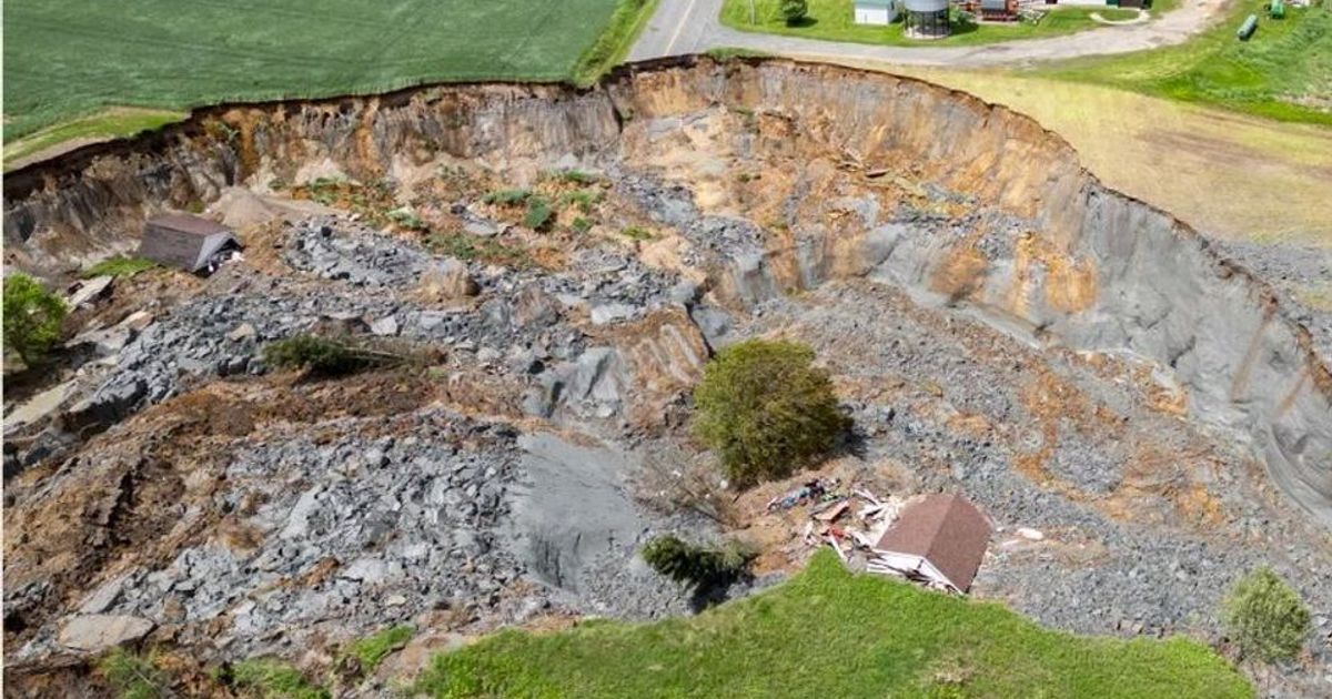 Massive landslide: Residential building was swallowed by the ground | ...