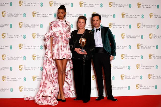 Jacqueline Durrian (Mitte) schuf die Kostüme für "Little Women", Schaupielerin Ella Balinska und  Andrew Scott überreichten ihr dafür den Preis.