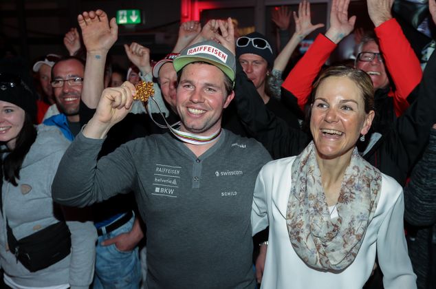 Mit Lebensgefährtin Katrin Triendl feierte Feuz beim Heimspiel in St. Moritz WM-Gold.