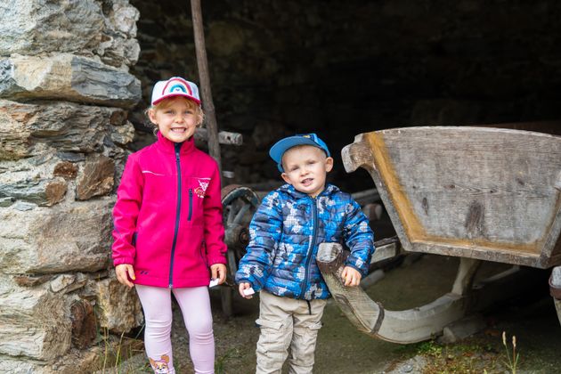Milena und Ares waren begeistert von den alten Fahrzeugen, die gezeigt wurden.