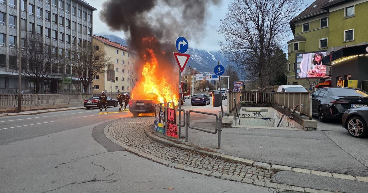Hohe-Rauchwolke-stieg-auf-Auto-brannte-in-Innsbruck-lichterloh