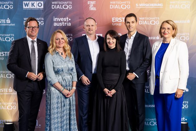 Die hochkarätigen Gesprächspartner:innen der ersten Podiumsdiskussionwurden vom Vorstandsteam der Tiroler Sparkasse empfangen.