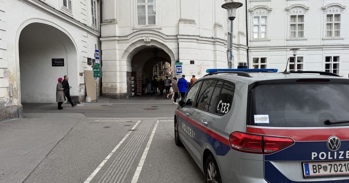 Polizist-in-Innsbrucker-Altstadt-von-Einbrecher-mit-Faustschlag-attackiert