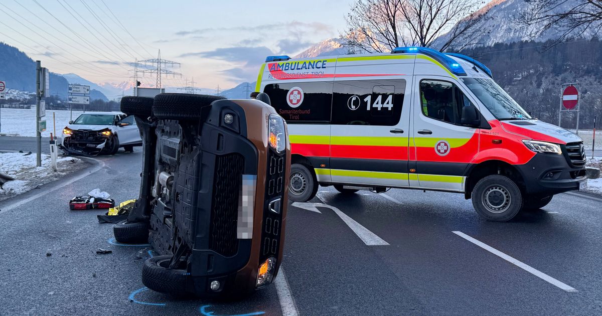 Auto-berschlug-sich-nach-Kollision-in-Strass-im-Zillertal