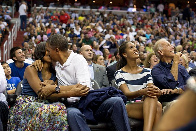 Neben Football interessiert sich Obama auch für Basketball. Bei einem spiel macht die Kiss Cam auch vor dem mächtigsten Mann der Welt nicht halt.
