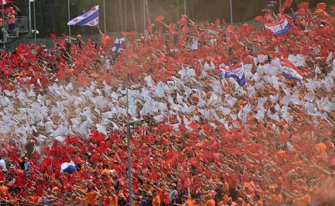 Die rot-weiß-roten Motorsport-Anhänger hielten dagegen.