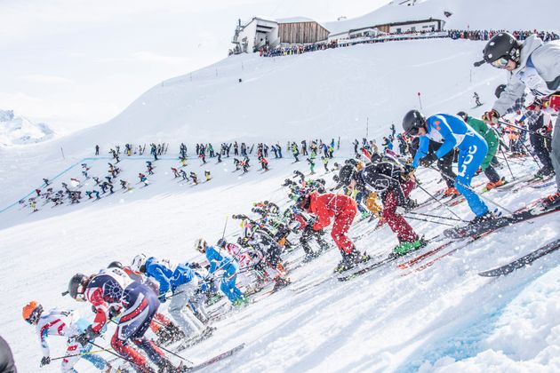 Start auf der Valluga. Die Teilnehmenden bringen sich für die neun Kilometer lange Abfahrt in Stellung.