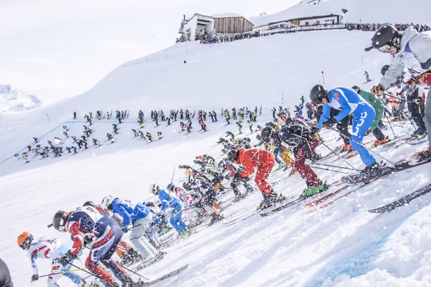 Start auf der Valluga. Die Teilnehmenden bringen sich für die neun Kilometer lange Abfahrt in Stellung.