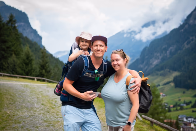 Paula  mit ihren Eltern Jan und Magdalena auf dem Weg ins Steinbockgehege.