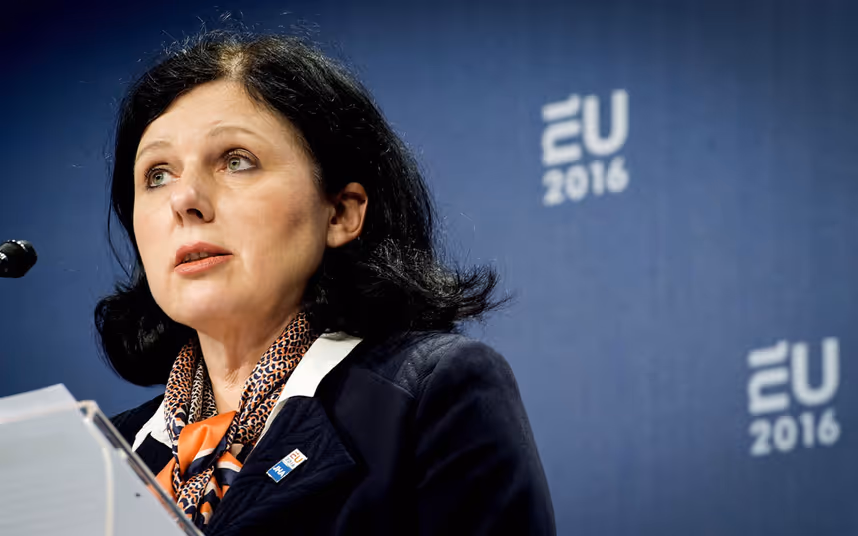 EU will Kampf gegen Fake News weiterführen