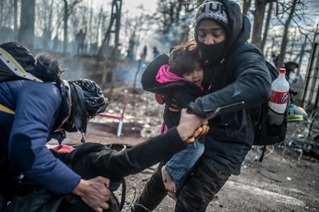 Unter den Migranten, die sich in langen Reihen auf den Grenzposten zubewegten, waren auch Frauen und Kinder.