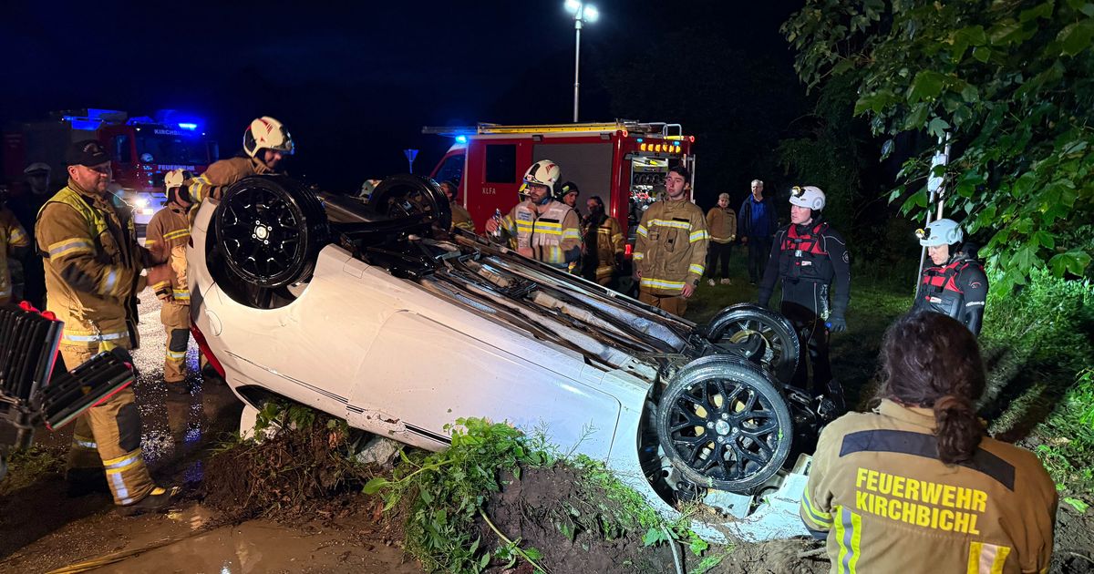 Auto-versank-nach-Unfall-in-Unterlangkampfen-im-Inn