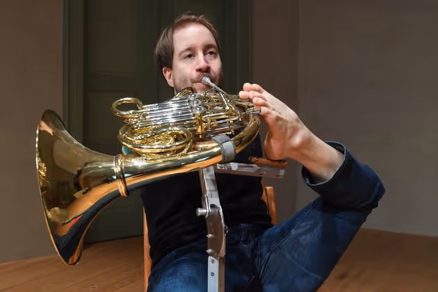 No-Hands-Handicap: Kategorie-Sieger Objektiv 2018 in der Kategorie Kunst und Kultur von Oliver Lerch. Felix Klieser ist auch bekannt als "der Hornist ohne Arme". Im Alter von vier Jahren eröffnete er seinen Eltern, Horn spielen zu wollen - und wurde zu einem virtuosen Spieler, der für seine Leistung unter anderem auch mit dem Leonard Bernstein Award 2016 ausgezeichnet wurde.