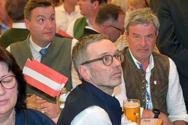 Auch FPÖ-Obmann Herbert Kickl baut auf Felsen: „Wie immer zieht es mich in die Berge und das wie immer bevorzugt in Österreich. Wann genau, welche Region, welche Touren oder wie lange, ist noch offen. Das hängt zum einen auch davon ab, wie es sich bei meinen Freunden und Bergkameraden ausgeht. Zum anderen sind diese Dinge schlicht und ergreifend wetterabhängig. Darüber hinaus freue ich mich auf Zeit mit meiner Familie.“