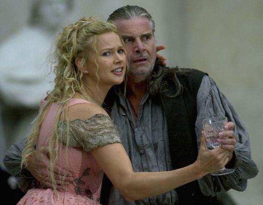 Peter Simonischek als Jedermann und Veronica Ferres (l.) als seine Buhlschaft bei den Salzburger Festspielen 2002.