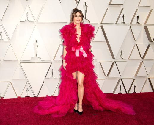 Wahrscheinlich ist das gar kein Kleid. Irgendjemand hat einfach nur pinkfarbene Rüschen über Linda Cardellini ausgeschüttet. Gut, das macht man vielleicht mal aus Jux. Aber muss man damit zu den Oscars gehen?