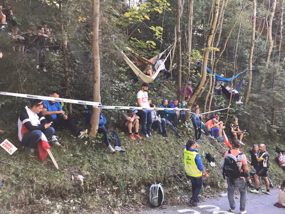 Gespanntes Warten in der Höttinger Höll auf die Fahrer.