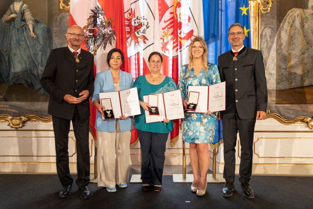 Nilüfer Gövem aus Innsbruck, Tamara Reith aus Rum und Verena Ring aus Sellrain erhielten die Lebensrettungsmedaillen für ihre Verdienste um die Rettung einer Frau aus einem brennenden Zimmer.