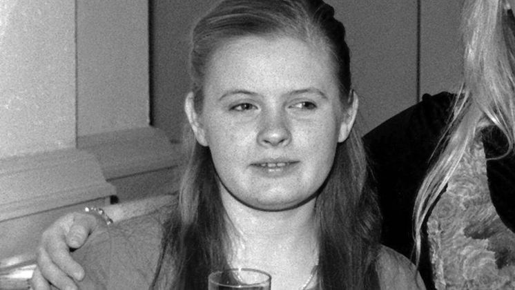 15. April: BARBY KELLY (✞ 45) | Das ehemalige Mitglied der Kelly-Family starb wenige Tage vor ihrem 46. Geburtstag „nach kurzer Krankheit". Im Jahr 2000 hatte sie sich komplett aus der Öffentlichkeit zurückgezogen.
