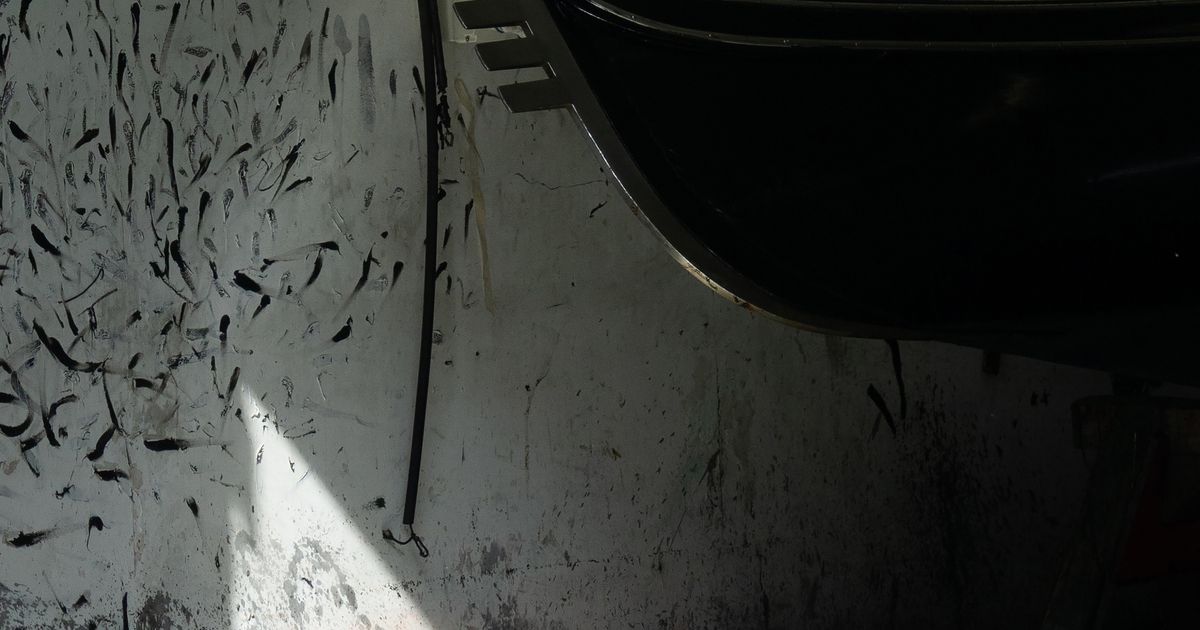 Faszinierende-Kunstschau-Material-Zeit-Licht-in-der-Zillergalerie