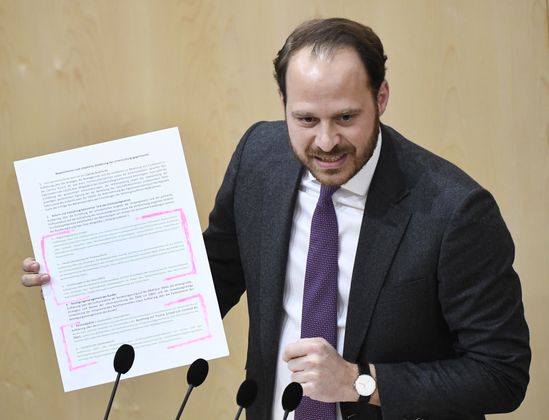 „Was ich wirklich nicht vermisst habe in diesem Haus, ist die moralische Überheblichkeit der Grünen." – Nikolaus Scherak (NEOS) versucht sich als geerdeter Oppositioneller.