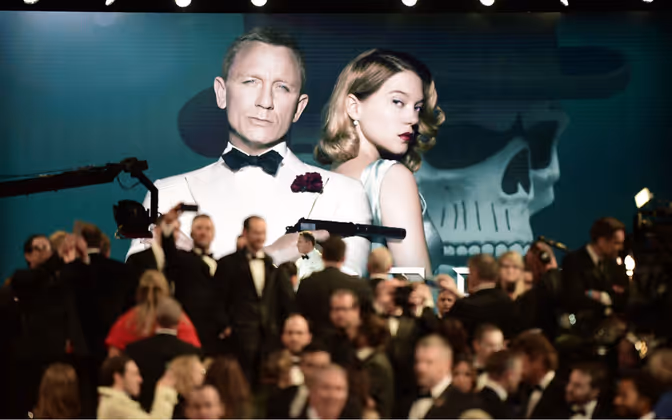 Dichtes Gedränge auf dem roten Teppich vor der Premiere.