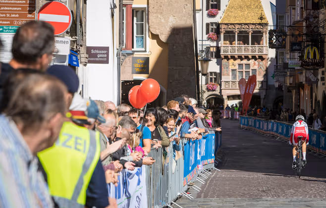 Viele kamen in die Innsbrucker Altstadt, um die Athleten anzufeuern.
