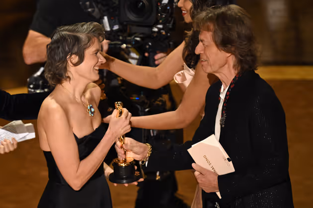 Komponistin Camille (li.) nahm den Preis für den Besten Song für „El Mal" aus „Emilia Perez" von  Mick Jagger entgegen.