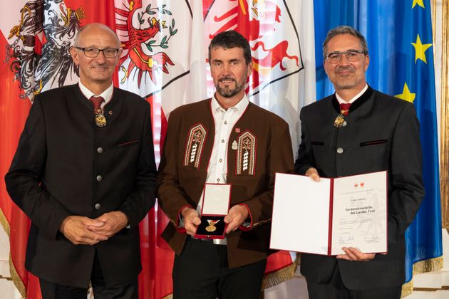Erwin Falkner aus Umhausen (Bezirk Imst) erhielt die Verdienstmedaille für seine Verdienste um die Pfarre und das Vereinswesen.