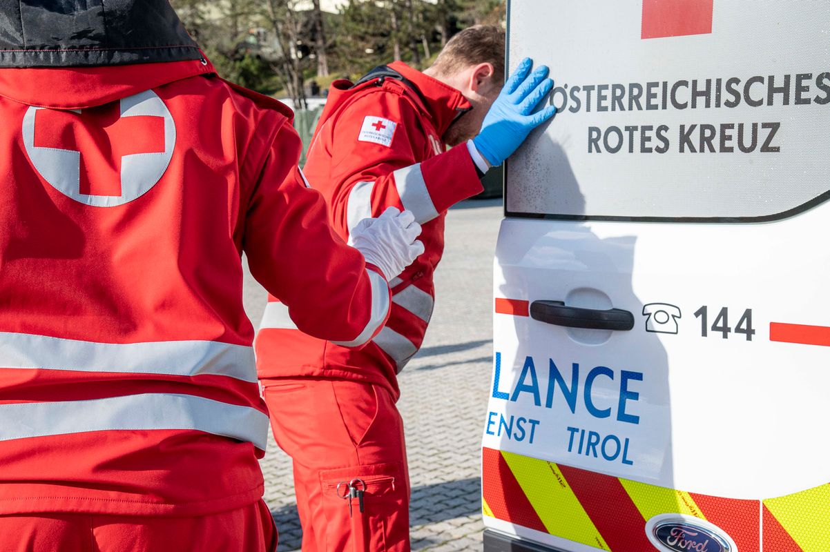 Kollision in der Fußgängerzone in Landeck: Rennradfahrer und Fußgänger verletzt