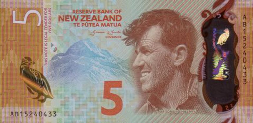 Gewinner 2015: Fünf Dollar zu Ehren eines neuseeländischen Bergsteigers. Der Mann auf der Vorderseite der Banknote des Jahres ist Sir Edmund Hillary, Erstbesteiger des höchsten Bergs der Welt. 1553 erklomm der Neuseeländer den Mount Everest. Der abgebildete Berg im Hintergrund ist allerdings der Mount Cook (Aoraki) auf der Südinsel Neuseelands. Der Pinguin auf dem Polymer-Schein wechselt die Farbe. Dabei handelt es sich um einen besonderen Vogel, der sich auch auf der Rückseite des Geldscheins wiederfindet: Es ist ein seltener Hoiho, der nur im Land der Kiwis vorkommt. Der 5-Dollar-Schein entspricht dem Wert von etwa drei Euro. Neuseeländisches Geld wird übrigens in Kanada gedruckt.
