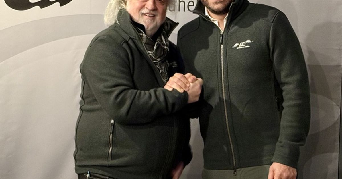 Hof-bergabe-bei-Spendenk-nigen-Martin-Eberl-neuer-Pr-sident