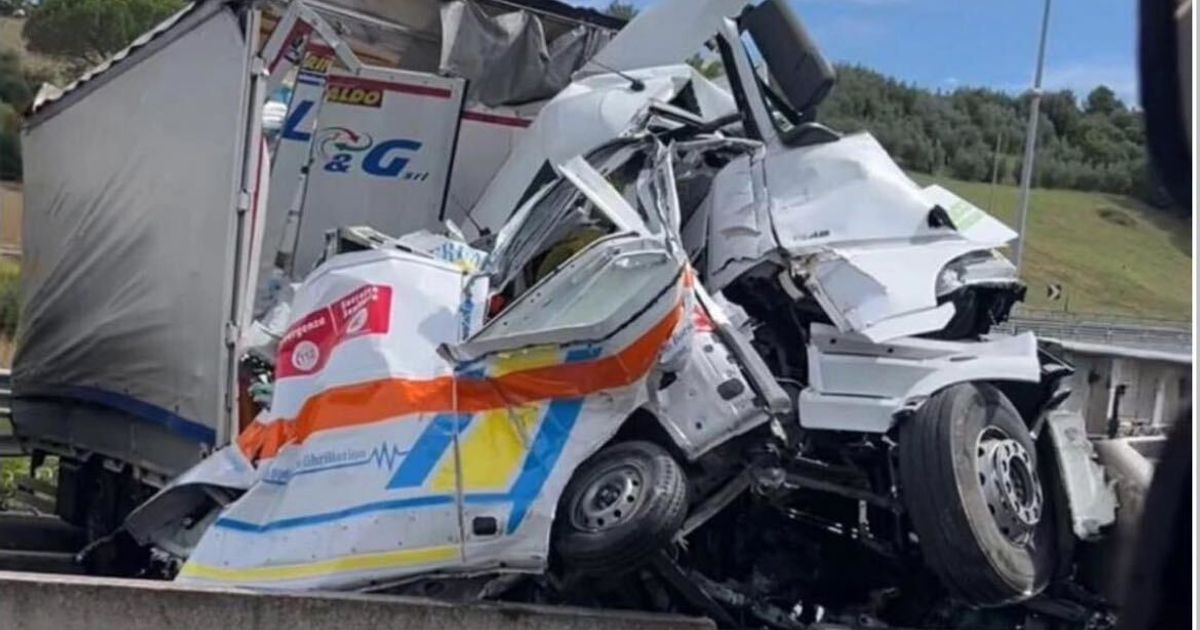 Ambulance crushed by truck in Italy: two paramedics and patient dead