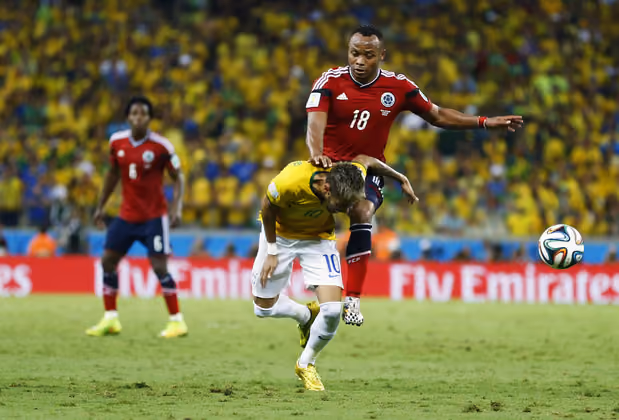Ein Foul mit Folgen: Juan Zuniga sprang Brasilien-Star Neymar mit dem Knie in den Rücken. Für den Hoffnungsträger der Selecao war das Turnier damit beendet.