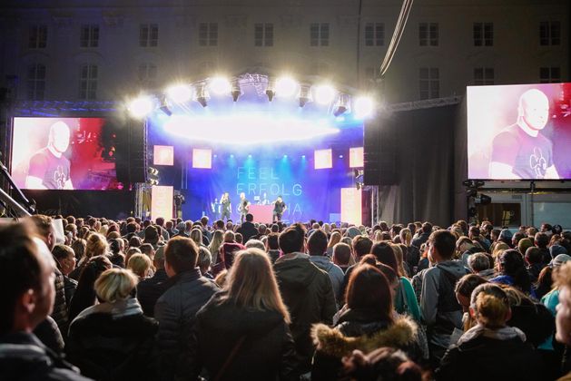 Randvoll war der Platz vor dem Landestheater abends beim Konzert der deutschen Hiphop-Reggae-Formation Culcha Candela.