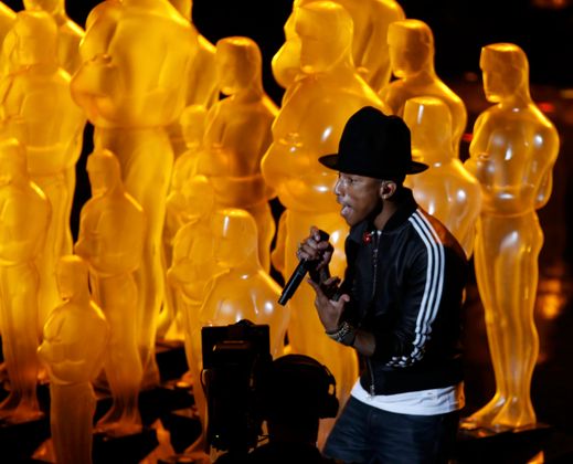 Flop: Okay, der Mann ist nicht nur Sänger und Musikproduzent, sondern auch eine Stilikone. Doch als Pharrell Williams im Smoking mit Bermudashorts (!) im Regen (!) von Los Angeles auflief, war von Stil nichts zu sehen.