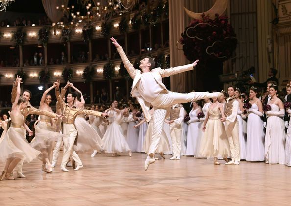 Eno Peci choreografierte die Eröffnung und tanzte selbst.