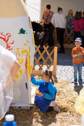 Die Schwazer Altstadt wird am Wochenende wieder zum kunterbunten Osterparadies für Groß und Klein – mit Marktflair, Genuss, Handwerkskunst, Live-Musik und einem abwechslungsreiches Kinder(kreativ)programm. 