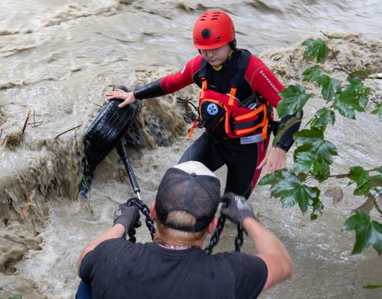 Teile des Pkw konnten in der Ruetz geborgen werden.