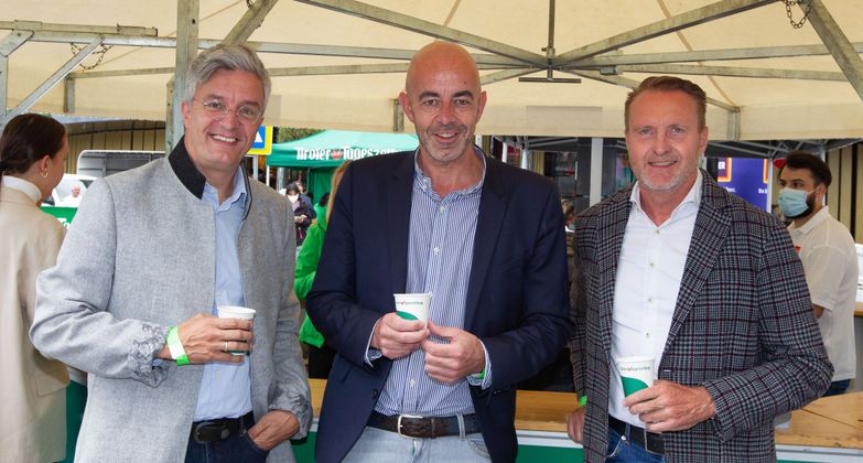 Wirtschaftsprofis unter sich: Michael Perger (l.) vom Innsbrucker Zentrumsverein und GF Thomas Schroll (Nordkettenbahnen, r.) beim Kaffeeplausch mit TT-Marketingleiter Norbert Adlassnigg.